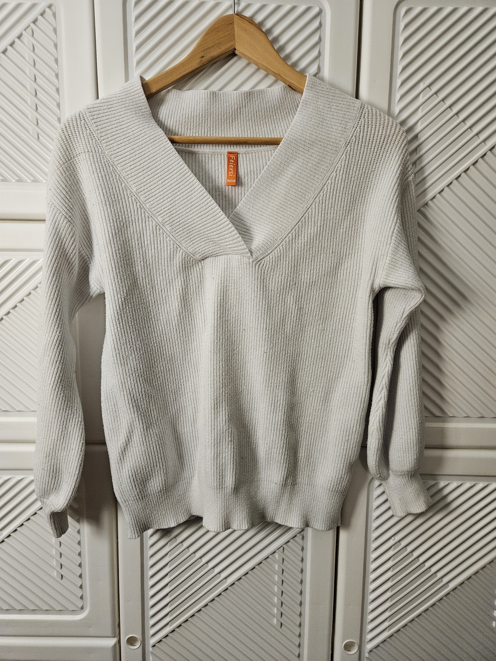 White V-Neck Ribbed Sweater - Unknown Brand